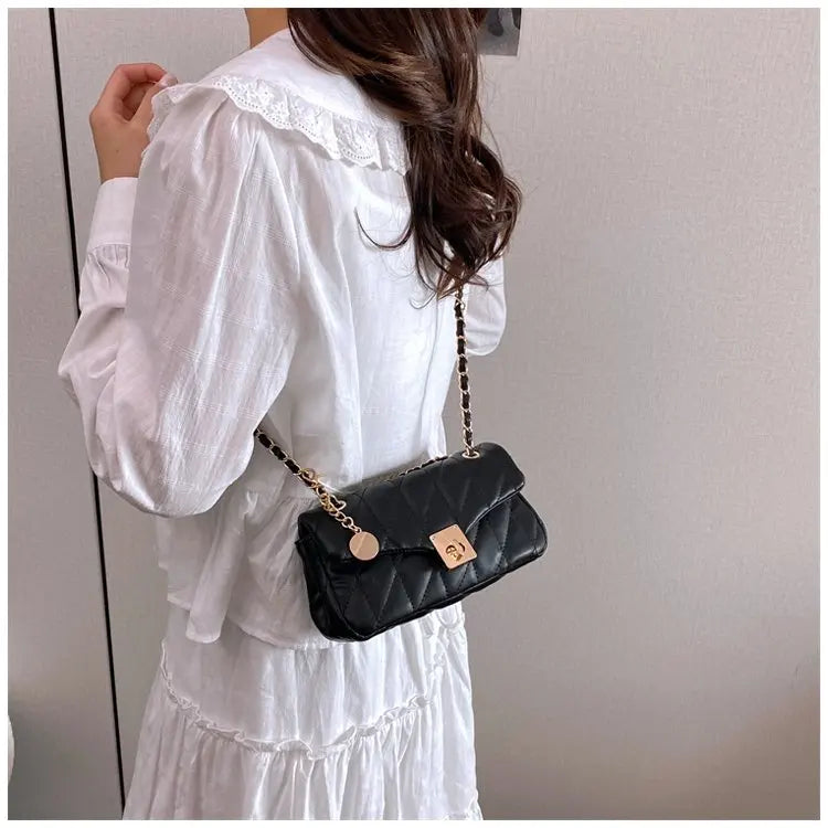 Bolsa Crossbody Matelassê com Corrente Dourada e Fecho Metálico