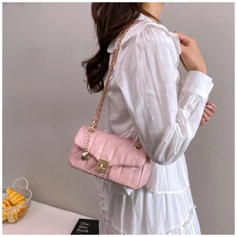 Bolsa Crossbody Matelassê com Corrente Dourada e Fecho Metálico