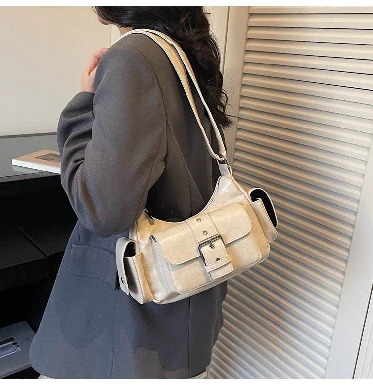 Bolsa Hobo Vintage com Bolsos e Fivela