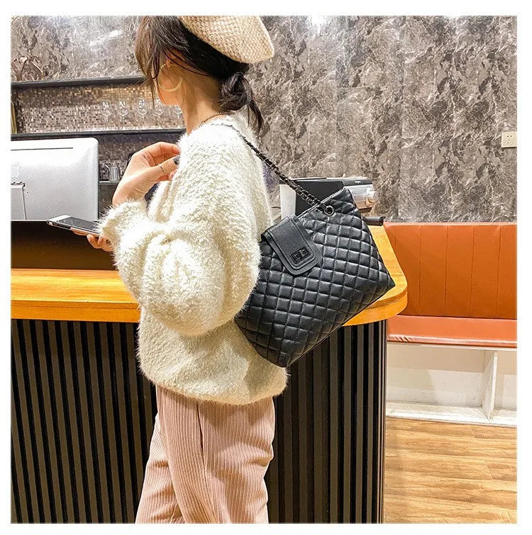 Bolsa Tote Matelassê Grande com Corrente Street Style