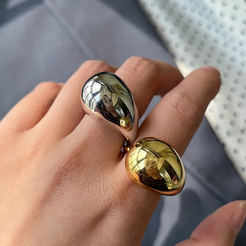 Anel Dourado com Design Geométrico
