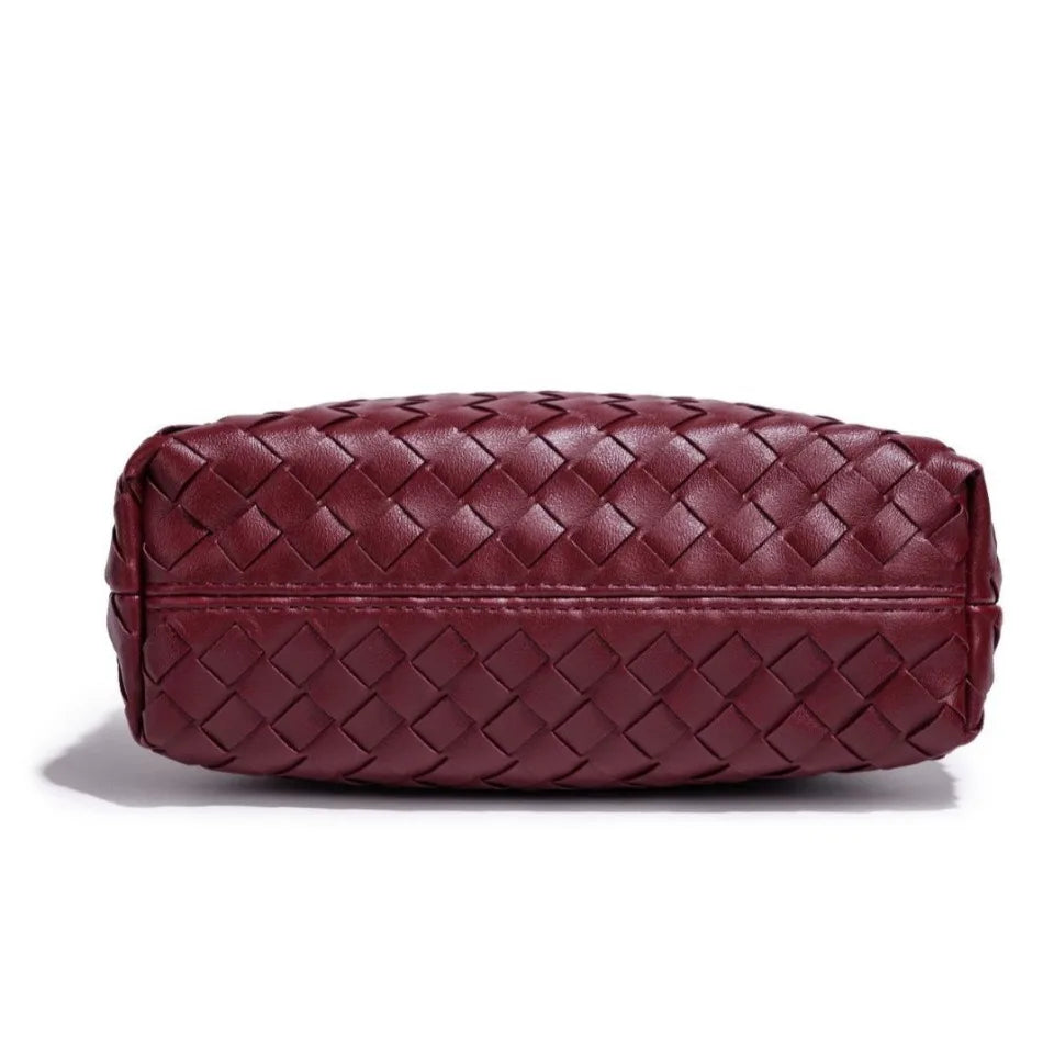 Bolsa Cloud Feminina Trançada com Corrente Dourada