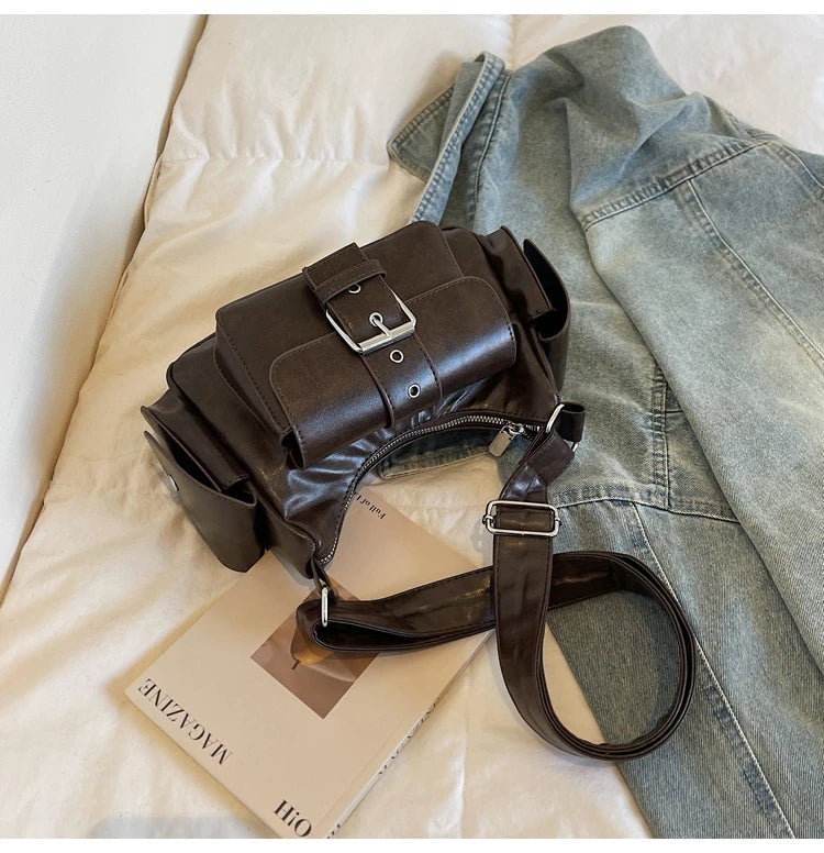 Bolsa Hobo Vintage com Bolsos e Fivela