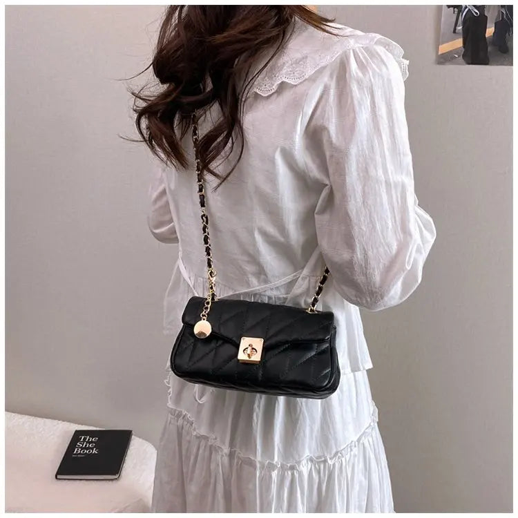Bolsa Crossbody Matelassê com Corrente Dourada e Fecho Metálico