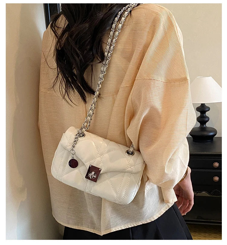 Bolsa Shoulder Cloud Trançada com Alça Argola