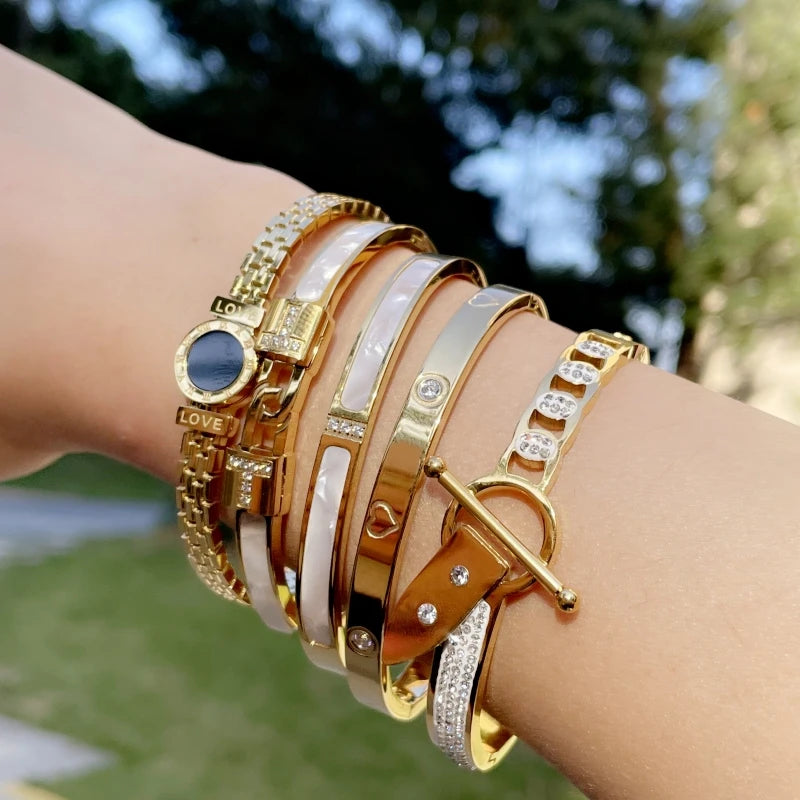 Pulseira com Letra Romana e Cristais em Aço Inoxidável