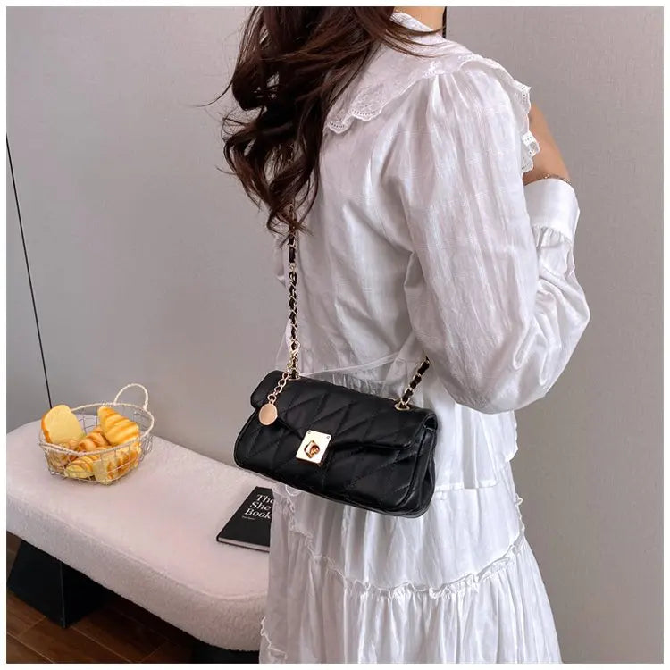 Bolsa Crossbody Matelassê com Corrente Dourada e Fecho Metálico