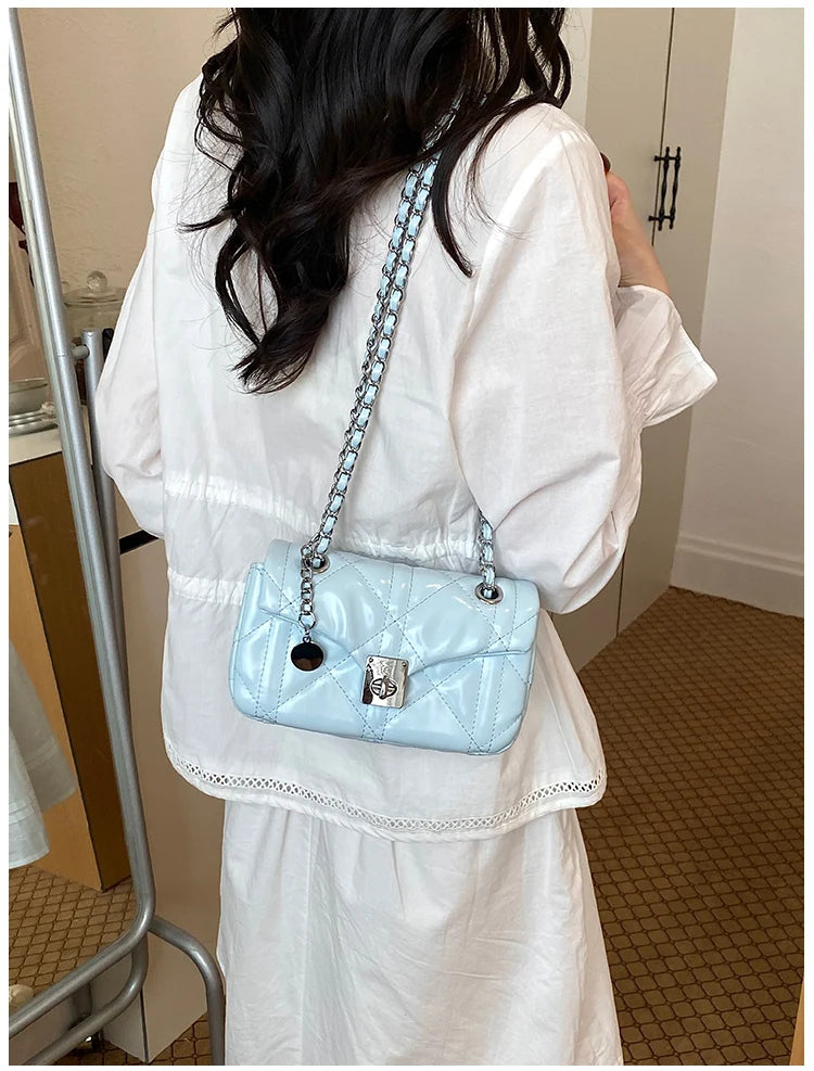 Bolsa Shoulder Cloud Trançada com Alça Argola