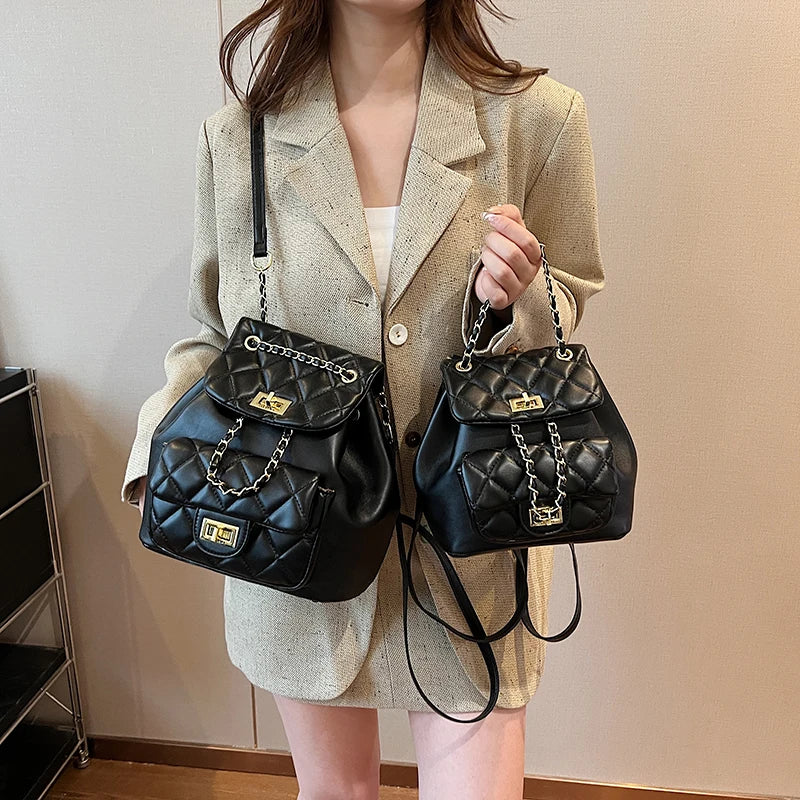 Mochila Matelassê com Corrente Dourada e Aba Estruturada