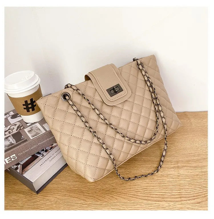 Bolsa Tote Matelassê Grande com Corrente Street Style