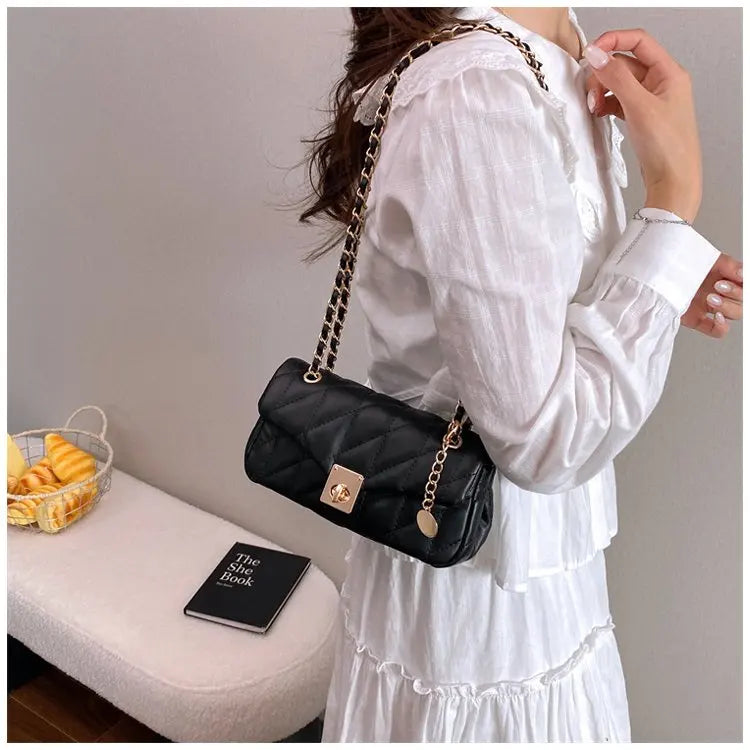 Bolsa Crossbody Matelassê com Corrente Dourada e Fecho Metálico
