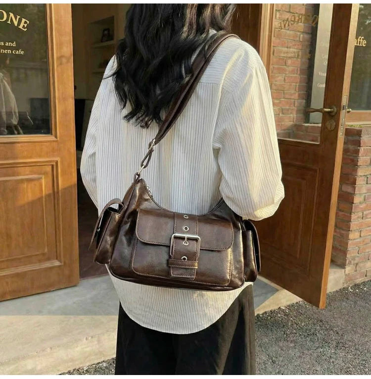 Bolsa Hobo Vintage com Bolsos e Fivela