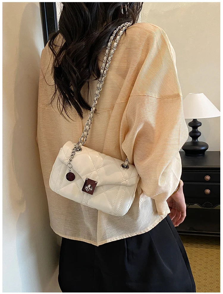Bolsa Shoulder Cloud Trançada com Alça Argola
