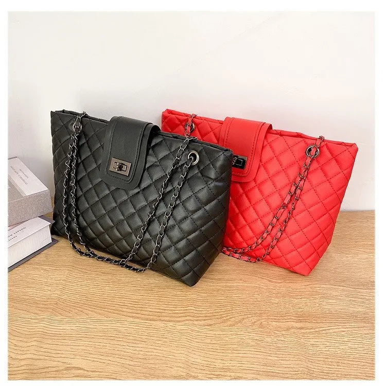 Bolsa Tote Matelassê Grande com Corrente Street Style