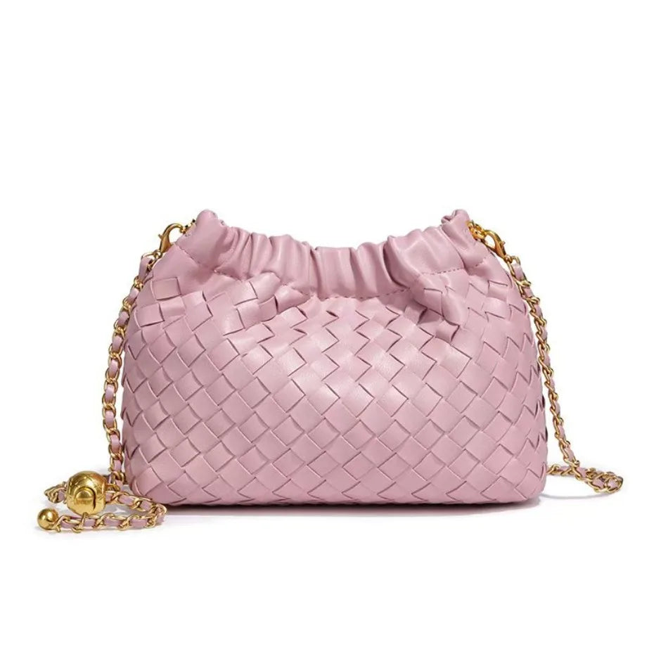 Bolsa Cloud Feminina Trançada com Corrente Dourada
