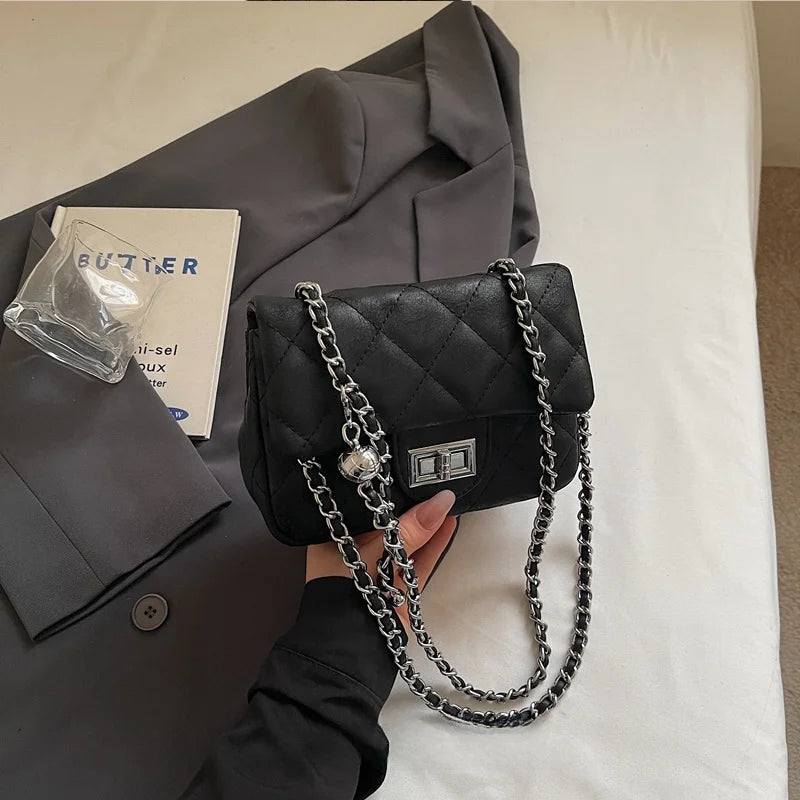 Mini Bolsa Crossbody Matelassê com Corrente Elo