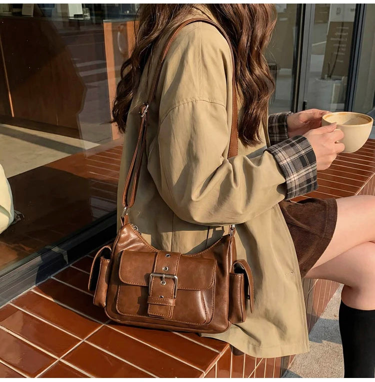 Bolsa Hobo Vintage com Bolsos e Fivela