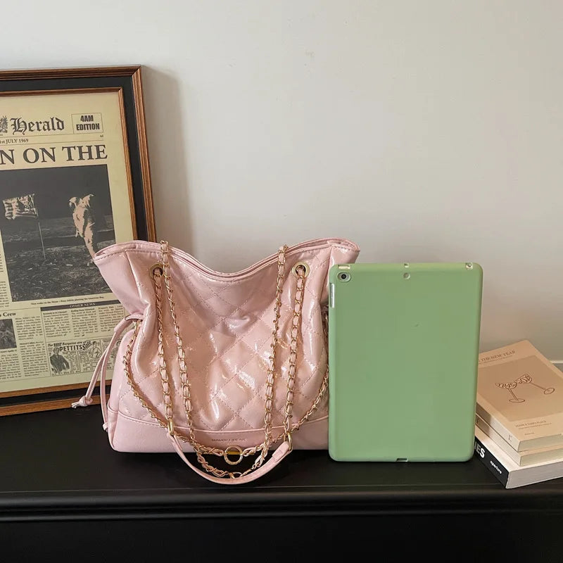 Bolsa Tote Grande Matelassê com Corrente Dourada