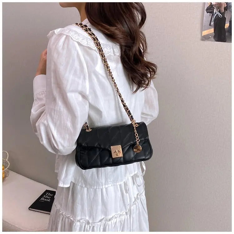 Bolsa Crossbody Matelassê com Corrente Dourada e Fecho Metálico