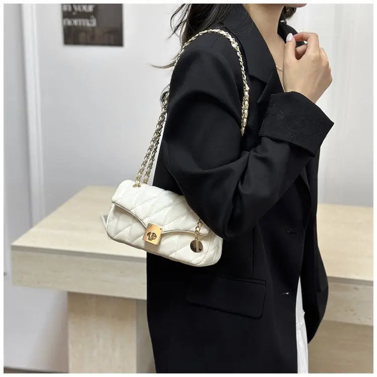 Bolsa Crossbody Matelassê com Corrente Dourada e Fecho Metálico