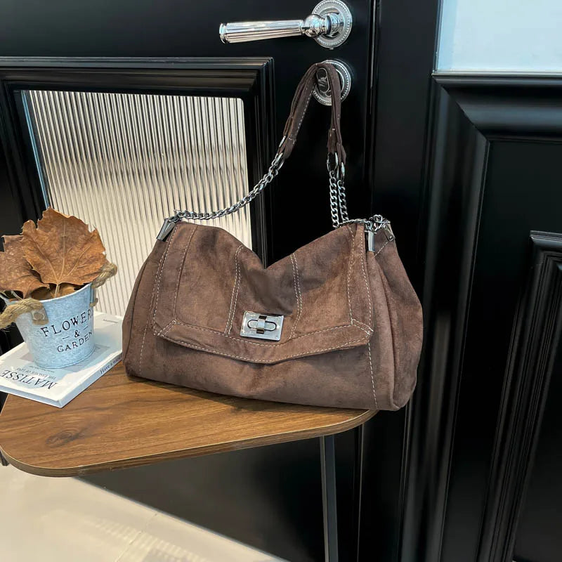 Bolsa Hobo Camurça com Corrente Prateada Grande Capacidade