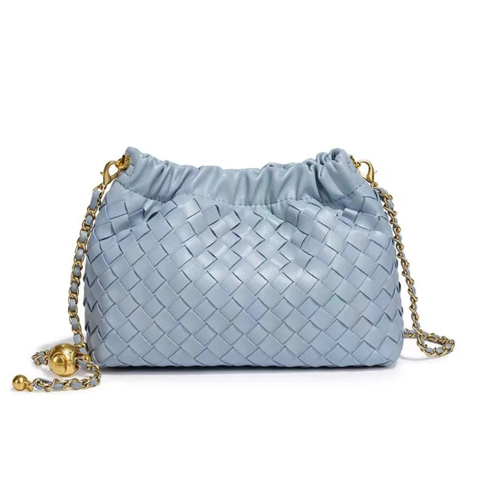 Bolsa Cloud Feminina Trançada com Corrente Dourada