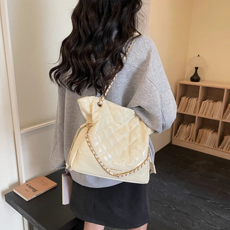 Bolsa Tote Grande Matelassê com Corrente Dourada