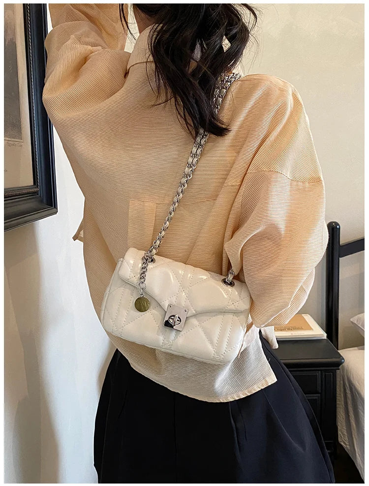 Bolsa Shoulder Cloud Trançada com Alça Argola