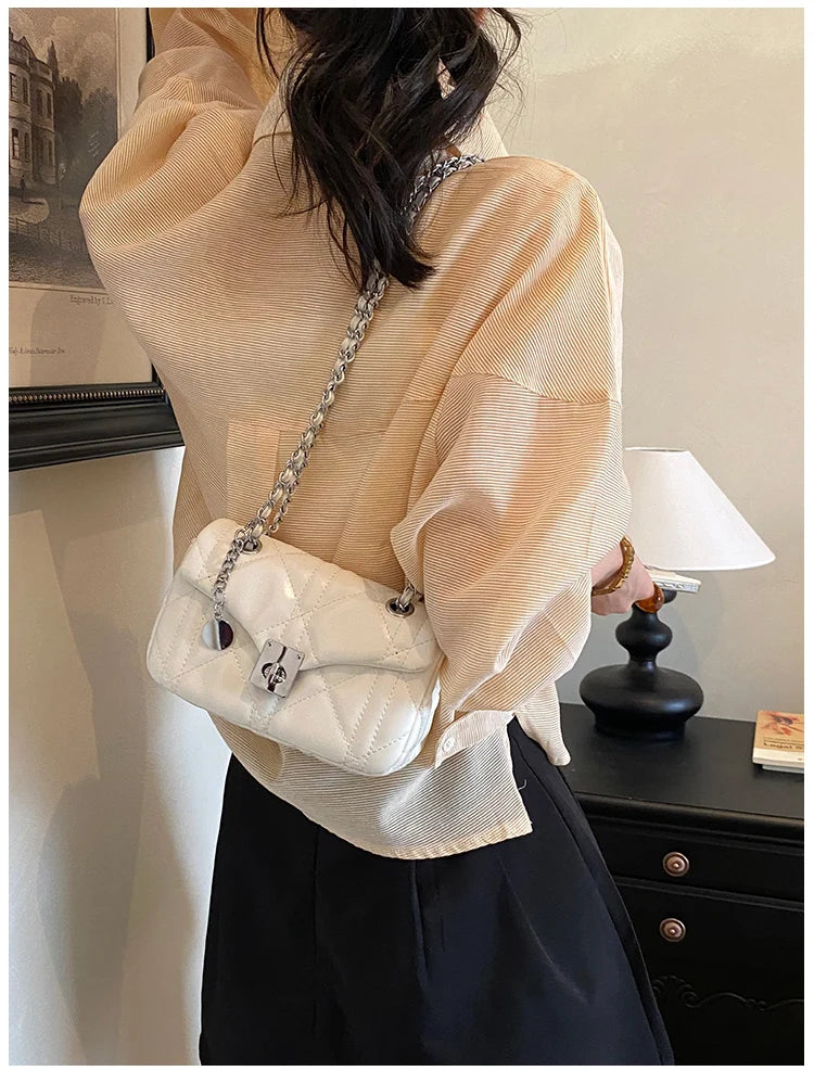 Bolsa Shoulder Cloud Trançada com Alça Argola