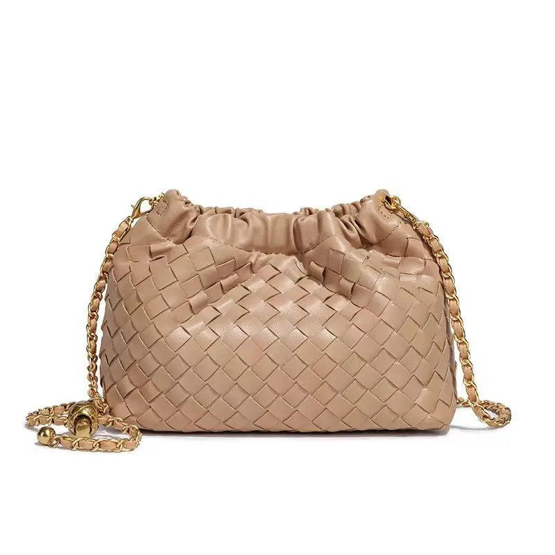 Bolsa Cloud Feminina Trançada com Corrente Dourada