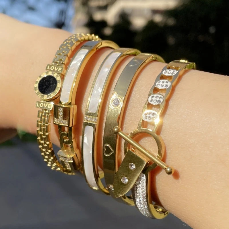 Pulseira com Letra Romana e Cristais em Aço Inoxidável