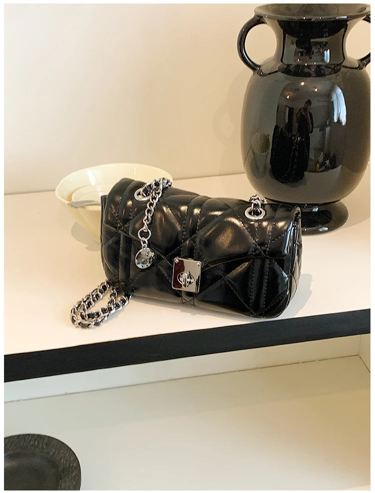 Bolsa Shoulder Cloud Trançada com Alça Argola