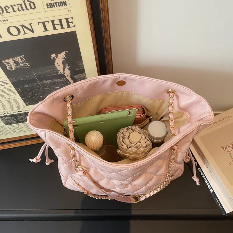 Bolsa Tote Grande Matelassê com Corrente Dourada