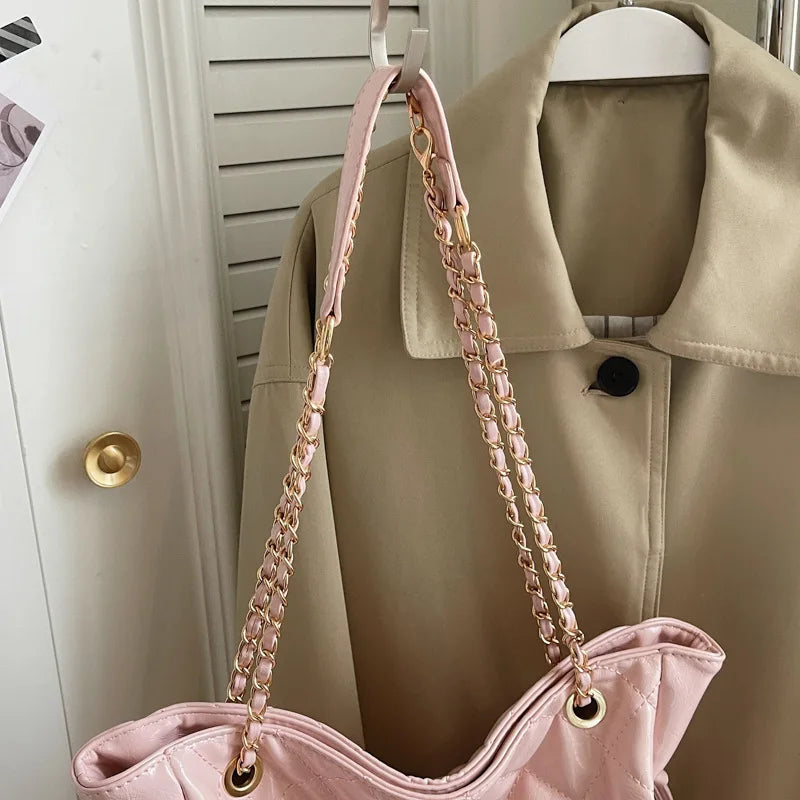 Bolsa Tote Grande Matelassê com Corrente Dourada