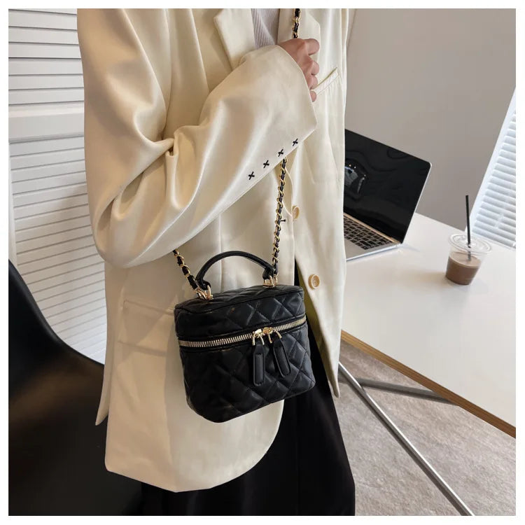 Mini Bolsa Box Matelassê com Corrente Dourada e Alça Superior