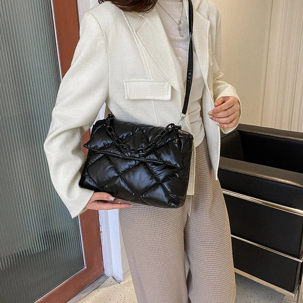 Bolsa Puffer com Corrente em Acrílico Casual