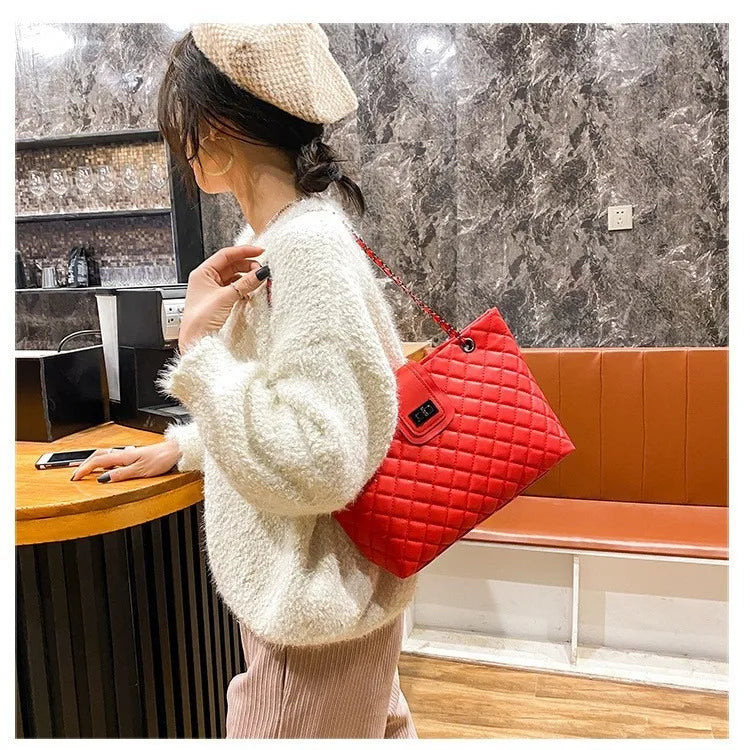 Bolsa Tote Matelassê Grande com Corrente Street Style