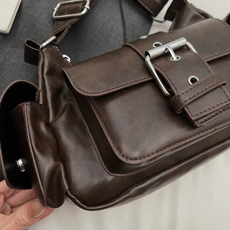 Bolsa Hobo Vintage com Bolsos e Fivela