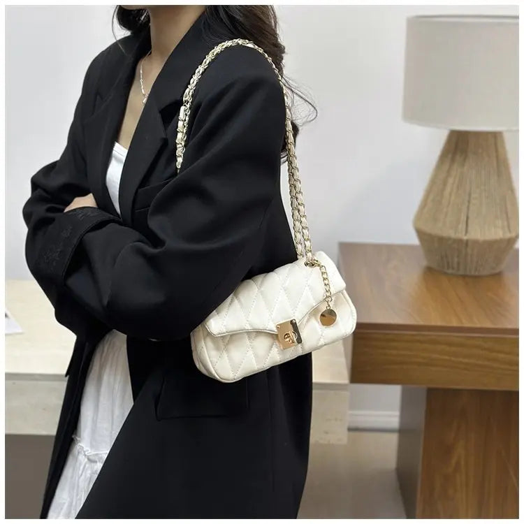 Bolsa Crossbody Matelassê com Corrente Dourada e Fecho Metálico