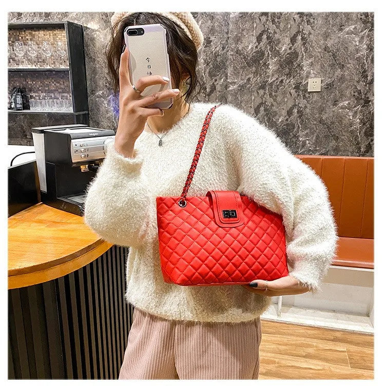 Bolsa Tote Matelassê Grande com Corrente Street Style