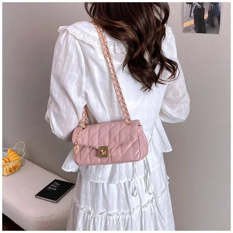 Bolsa Crossbody Matelassê com Corrente Dourada e Fecho Metálico