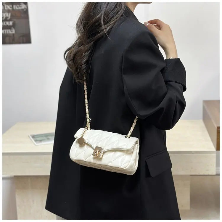 Bolsa Crossbody Matelassê com Corrente Dourada e Fecho Metálico