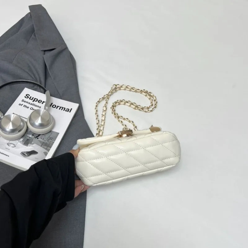 Bolsa Crossbody Matelassê com Corrente Dourada e Fecho Metálico