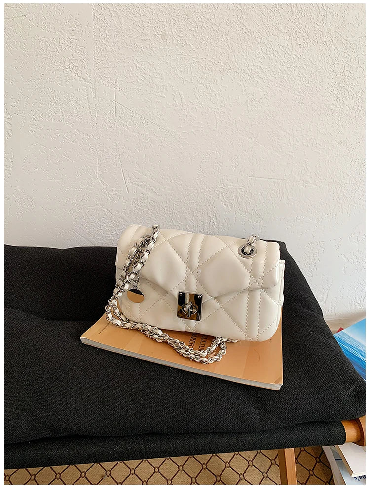 Bolsa Shoulder Cloud Trançada com Alça Argola