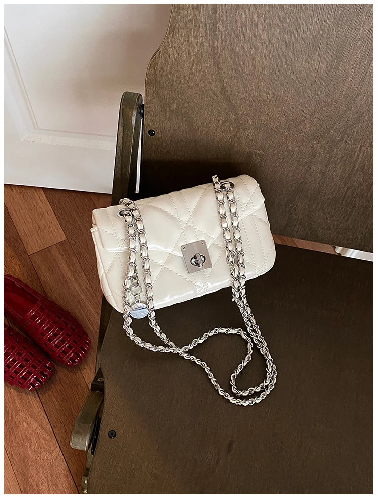 Bolsa Shoulder Cloud Trançada com Alça Argola