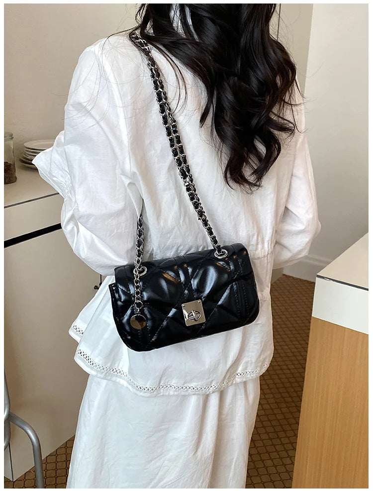 Bolsa Shoulder Cloud Trançada com Alça Argola