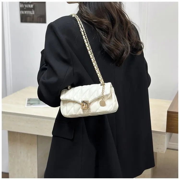 Bolsa Crossbody Matelassê com Corrente Dourada e Fecho Metálico