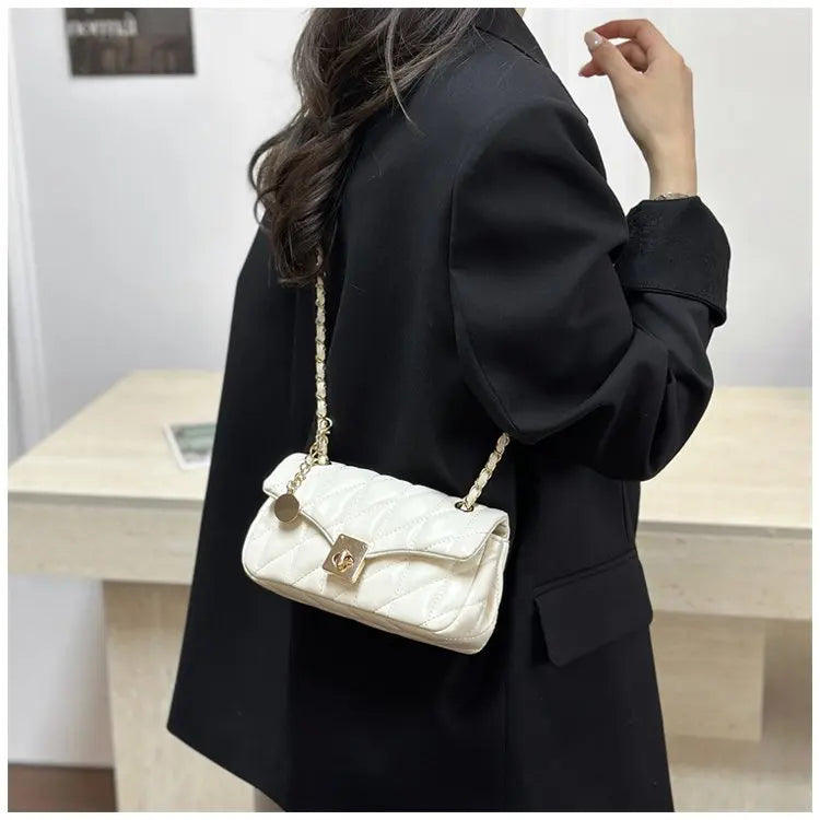 Bolsa Crossbody Matelassê com Corrente Dourada e Fecho Metálico
