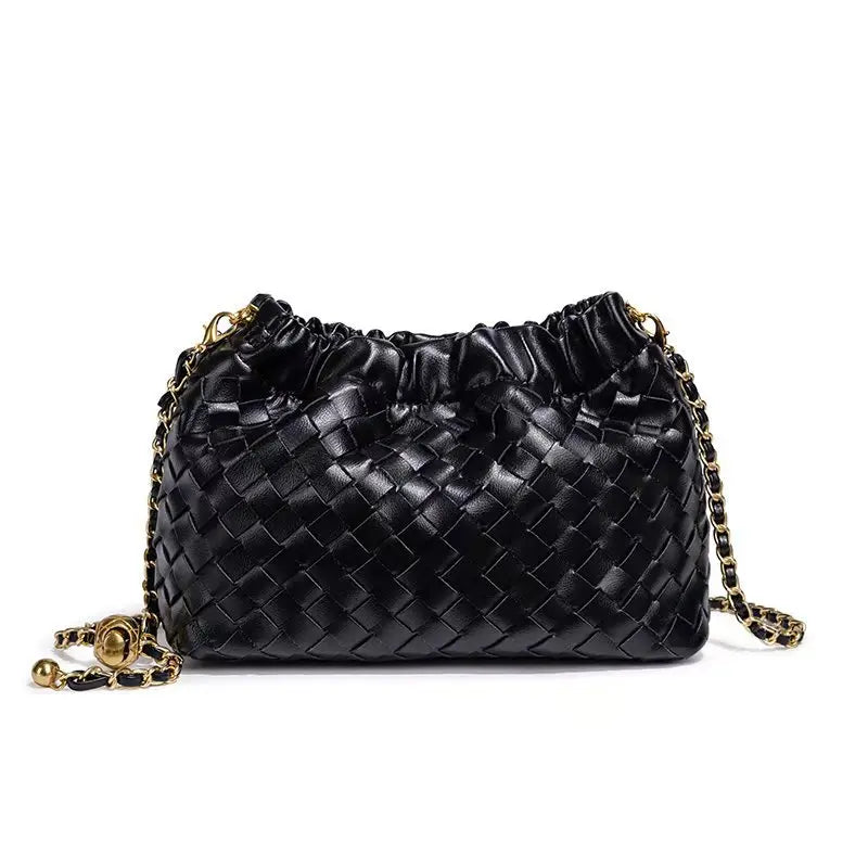 Bolsa Cloud Feminina Trançada com Corrente Dourada