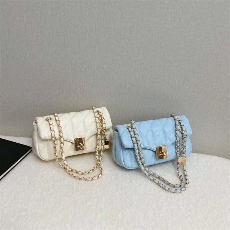 Bolsa Crossbody Matelassê com Corrente Dourada e Fecho Metálico
